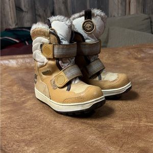 Selling a pair of timber land toddler snow boots. Fuzzy on the inside.